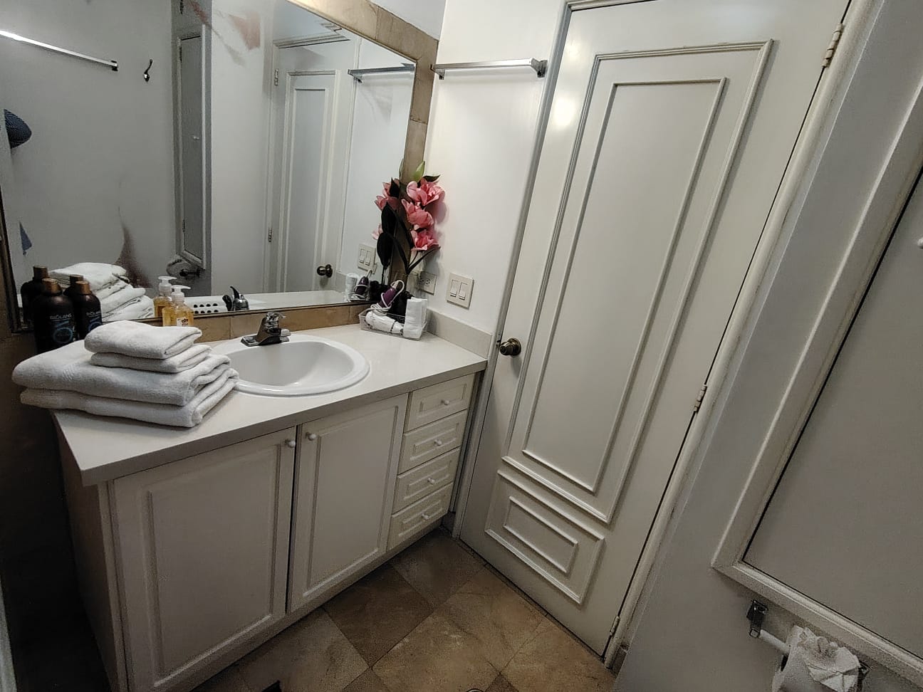 Departamento en Fontana Suites Quito – Renta Temporal en La Carolina desde $45/noche